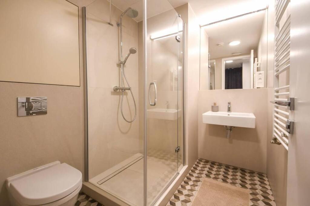 Skypark Luxury Apartment With Skyline View & Free Parking Bratislava Luaran gambar
