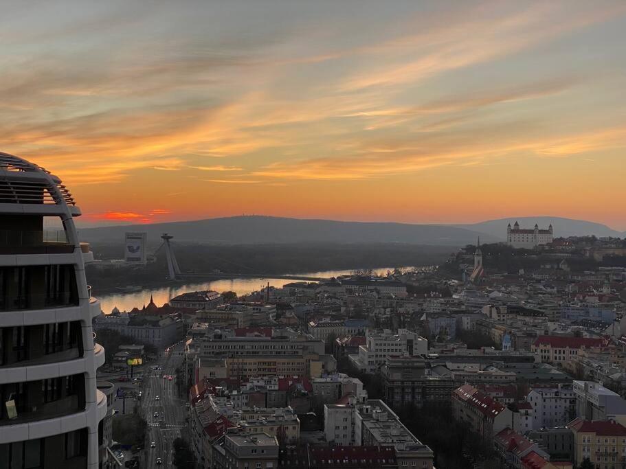 Skypark Luxury Apartment With Skyline View & Free Parking Bratislava Luaran gambar