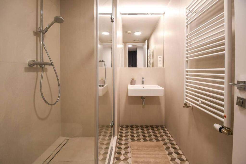 Skypark Luxury Apartment With Skyline View & Free Parking Bratislava Luaran gambar