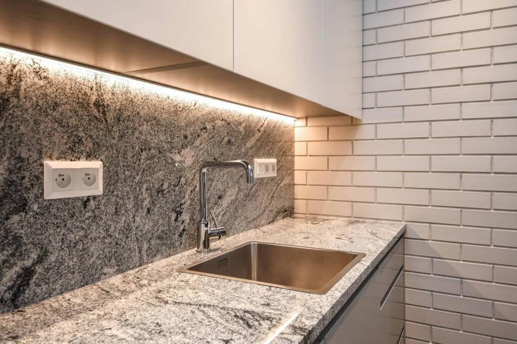 Skypark Luxury Apartment With Skyline View & Free Parking Bratislava Luaran gambar